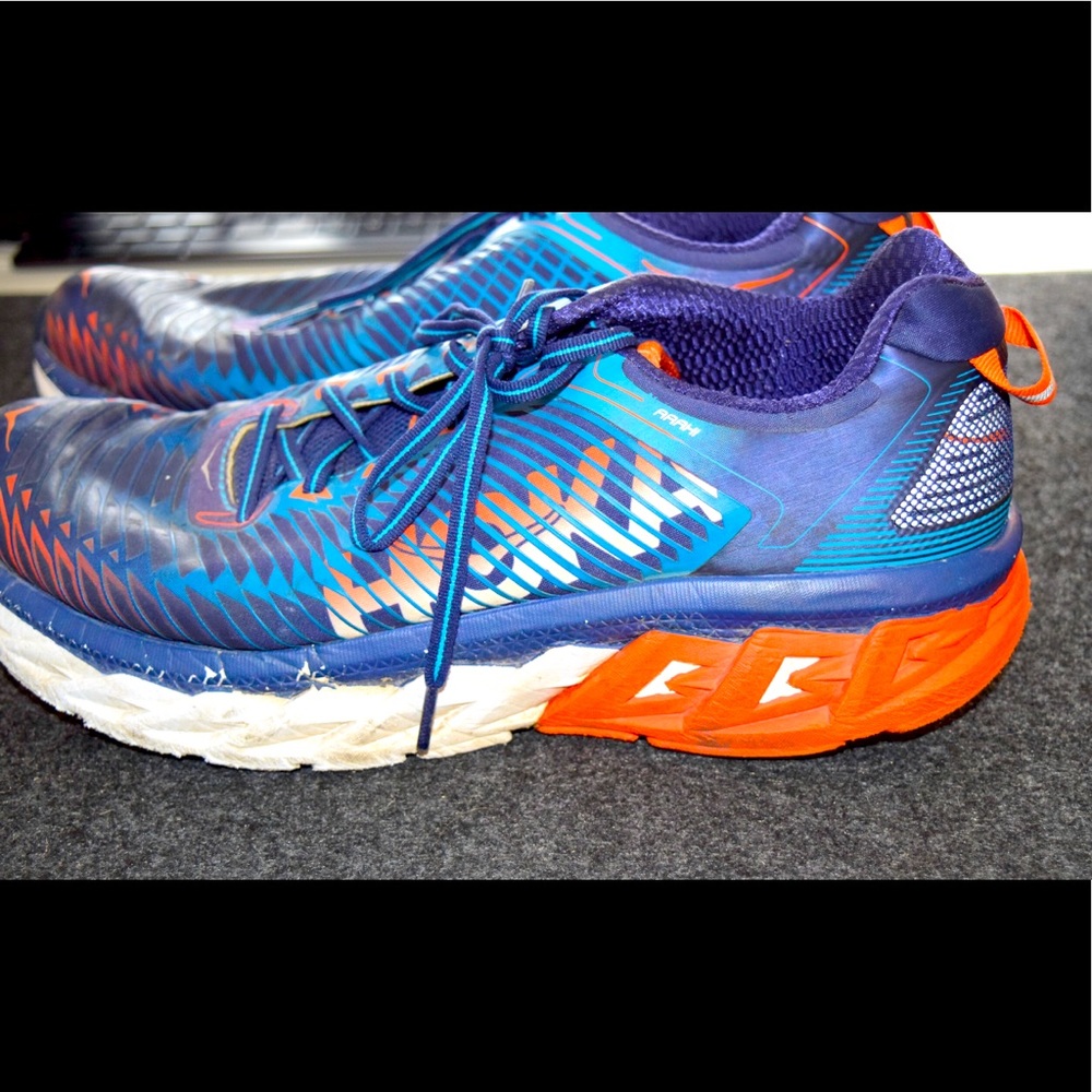 HOKA ONE ONE MENS ARAHI RUNNING SHOE